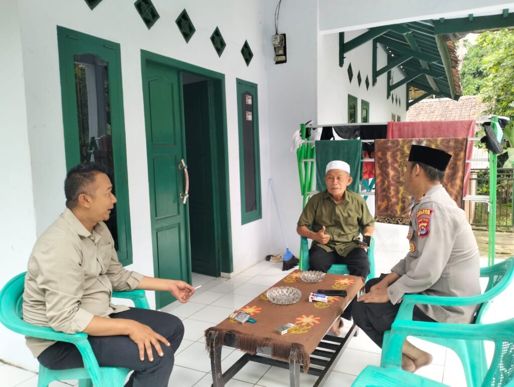 Jalin Silaturahmi, Kapolsek Menes Pandeglang Sambangi Tokoh Masyarakat 3 IMG 20240602 WA0055