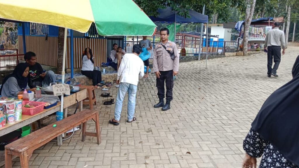Polsek Menes Melakukan Patroli Dialogis ke Tempat Wisata Kolam Renang dan Mengedukasi Para Pedagang 10 IMG 20240602 WA0068