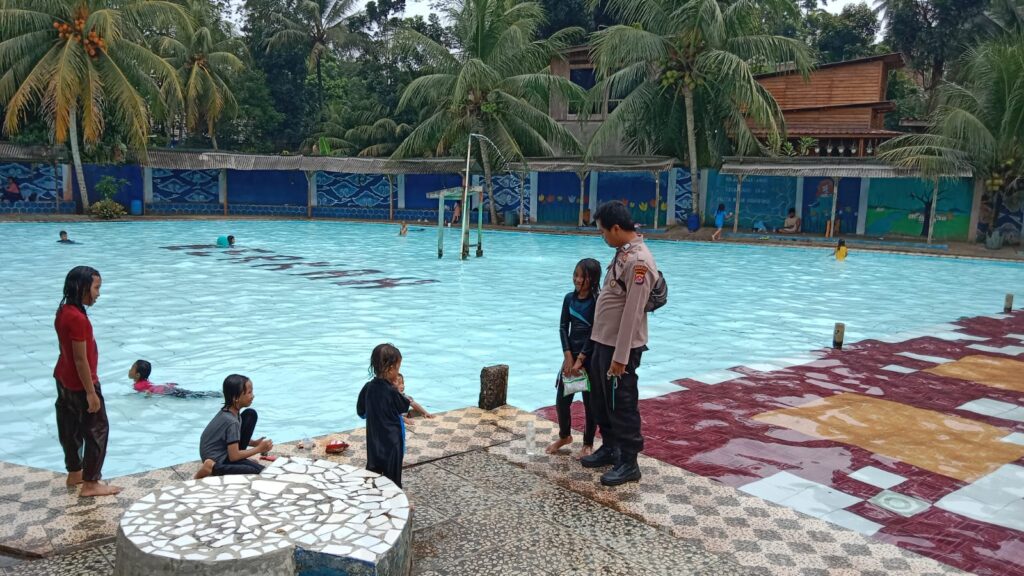 Polsek Menes Pandeglang Lakukan Patroli Dialogis di Kolam Renang dan Edukasi Pengunjung 9 IMG 20240602 WA0069