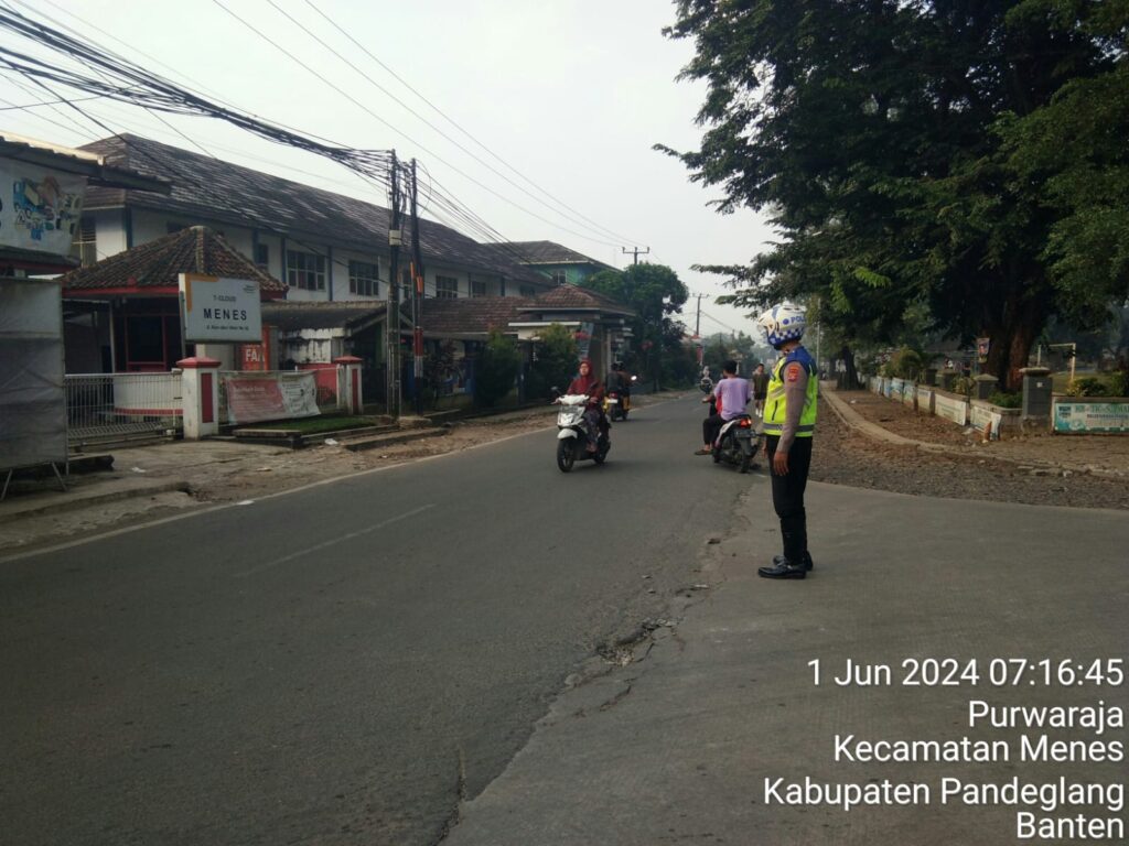 Polsek Menes Atur Lalu Lintas di Pertigaan Telkom Alun-Alun Menes pada Akhir Pekan 8 IMG 20240602 WA0070