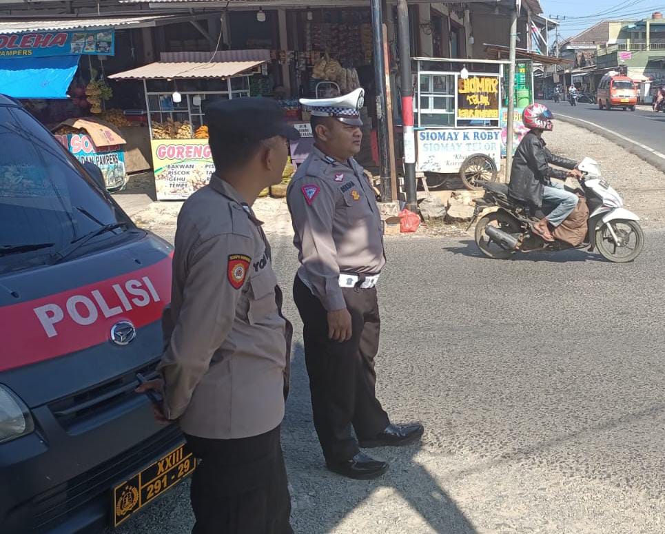 Kanit Lantas Polsek Cibaliung Turun ke Jalan Atur Lalu Lintas, Ciptakan Situasi Arus Lalin Tetap Lancar 5 IMG 20240602 WA0075