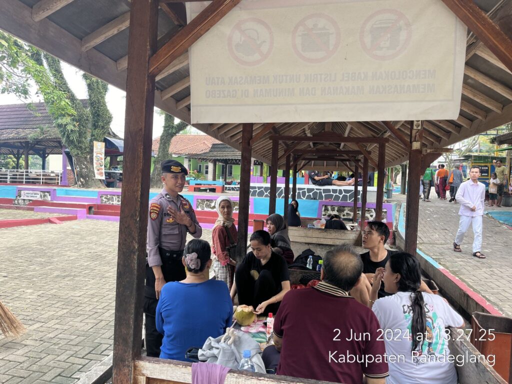 Sat Samapta Polres Pandeglang Berikan Pelayanan kepada Wisatawan di Obyek Wisata Pandeglang 2 IMG 20240602 WA0082