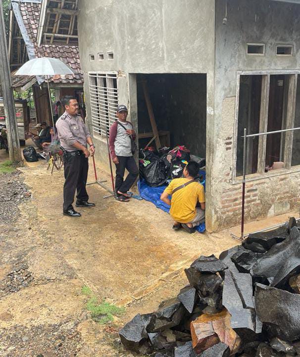 Polsek Bojong Polres Pandeglang Sambangi Rumah Warga Binaan untuk Kuatkan Tali Silaturahmi dan Berikan Pesan Kamtibmas 5 IMG 20240604 WA0019