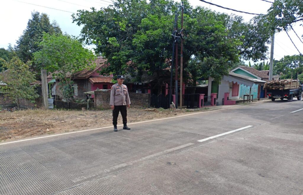 Personil Polsek Bojong Polres Pandeglang Laksanakan Pengaturan Lalu Lintas di Jalan Raya Saketi-Munjul 7 IMG 20240604 WA0020