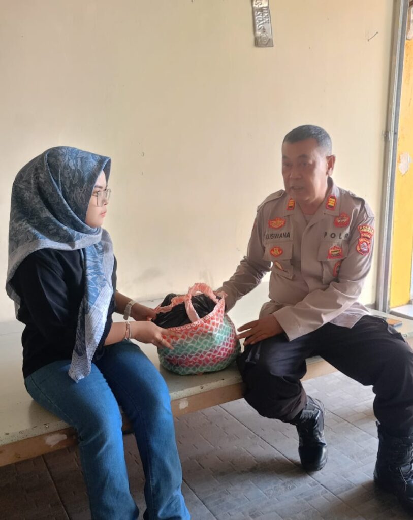 Polsek Bojong Polres Pandeglang Berikan Bantuan Bahan Pokok kepada Warga yang Membutuhkan 8 IMG 20240604 WA0021