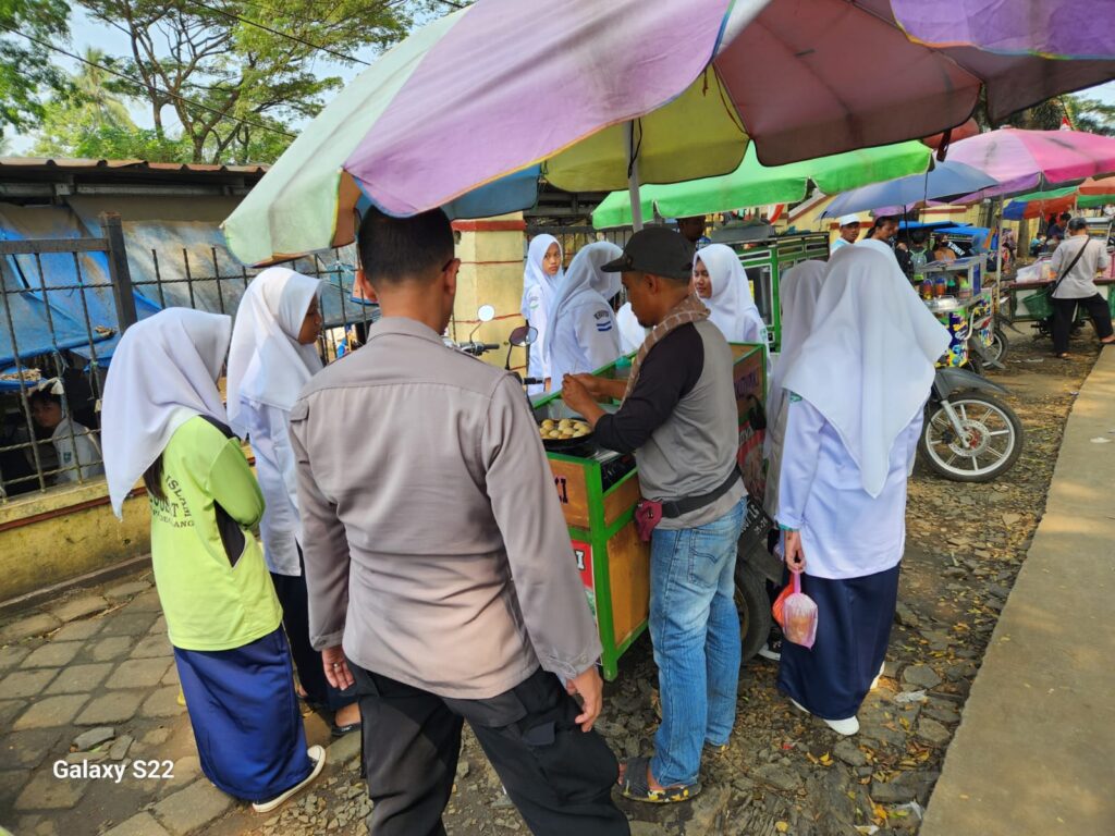 Polsek Menes Polres Pandeglang Gelar Patroli Dialogis dan Himbauan Kepada Pelajar 1 IMG 20240605 WA0012