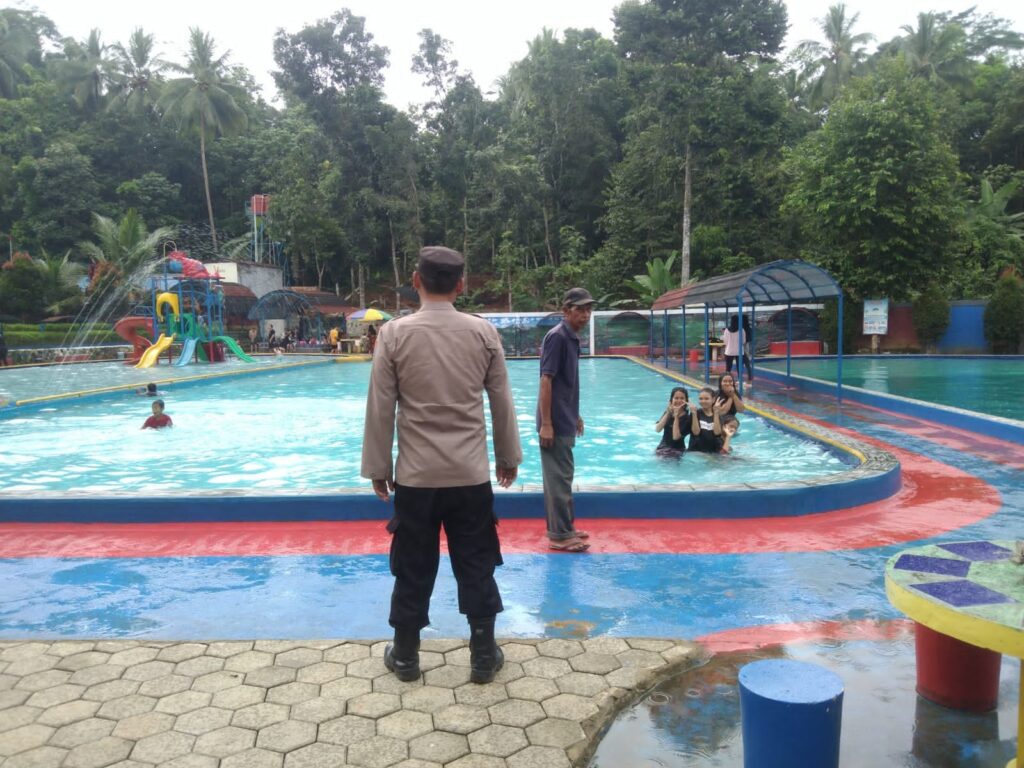 Kapolsek Menes Lakukan Kontrol Tempat Wisata Kolam Renang Cipamor 9 IMG 20240609 WA0035