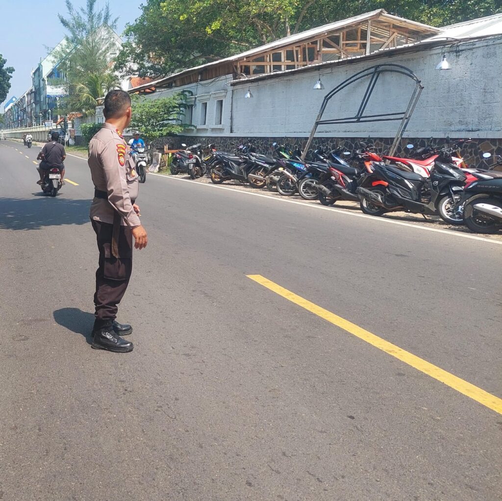 Kapolsek Carita Polres Pandeglang Laksanakan Giat Strong Point di Jalan Ramai 3 IMG 20240609 WA0042