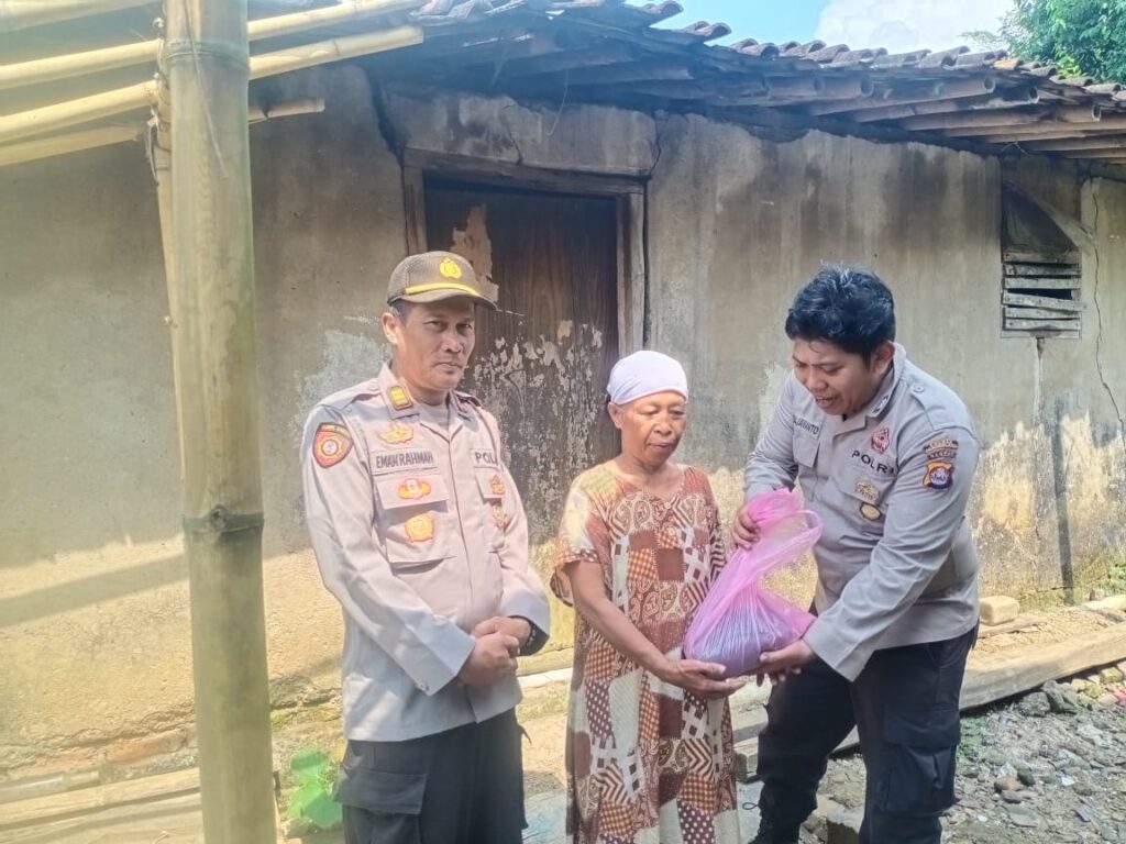 Bentuk Kepedulian Polri Kepada Masyarakat, Kapolsek Angsana Polres Pandeglang Berikan Bantuan Sosial Kepada Warga Desa Cikayas 2 IMG 20240609 WA0043