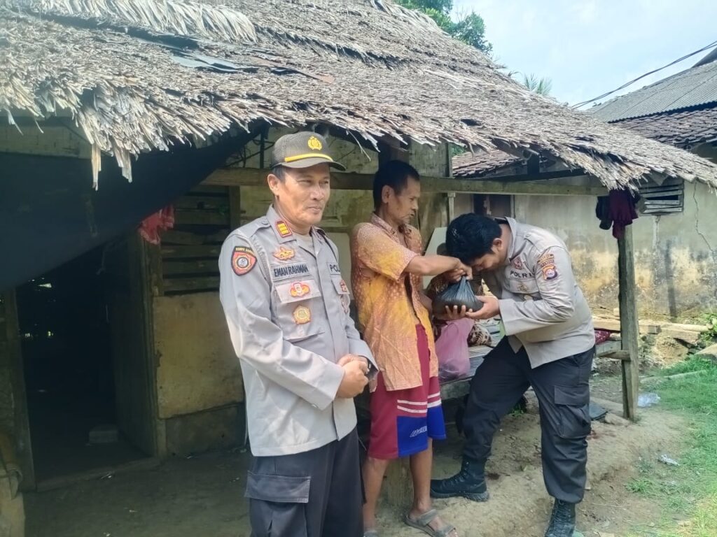 Kapolsek Angsana Polres Pandeglang Sambangi Masyarakat Desa Sumurlaban dan Berikan Bantuan Sosial Berupa Beras 1 IMG 20240609 WA0044