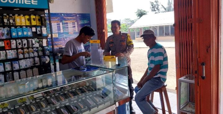 Bhabinkamtibmas Polsek Cikeusik Lakukan Sambang Ke Konter Service HP 10 IMG 20240601 205750