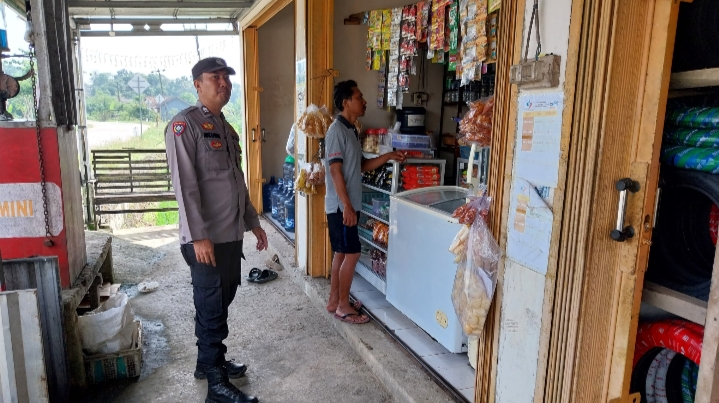 Bhabinkamtibmas Polsek Cikeusik Sambangi Pedagang Sembako di Desa Curugciung 9 IMG 20240601 210004