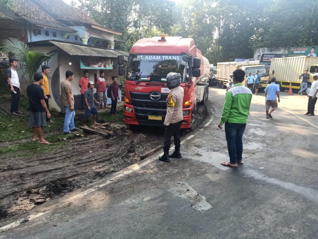 Kapolres Pandeglang Turun Tangan Atur Lalu Lintas Pasca Kecelakaan Mobil Pertamina di Jalan Raya Labuan 4 WhatsApp Image 2024 06 07 at 09.33.41 1