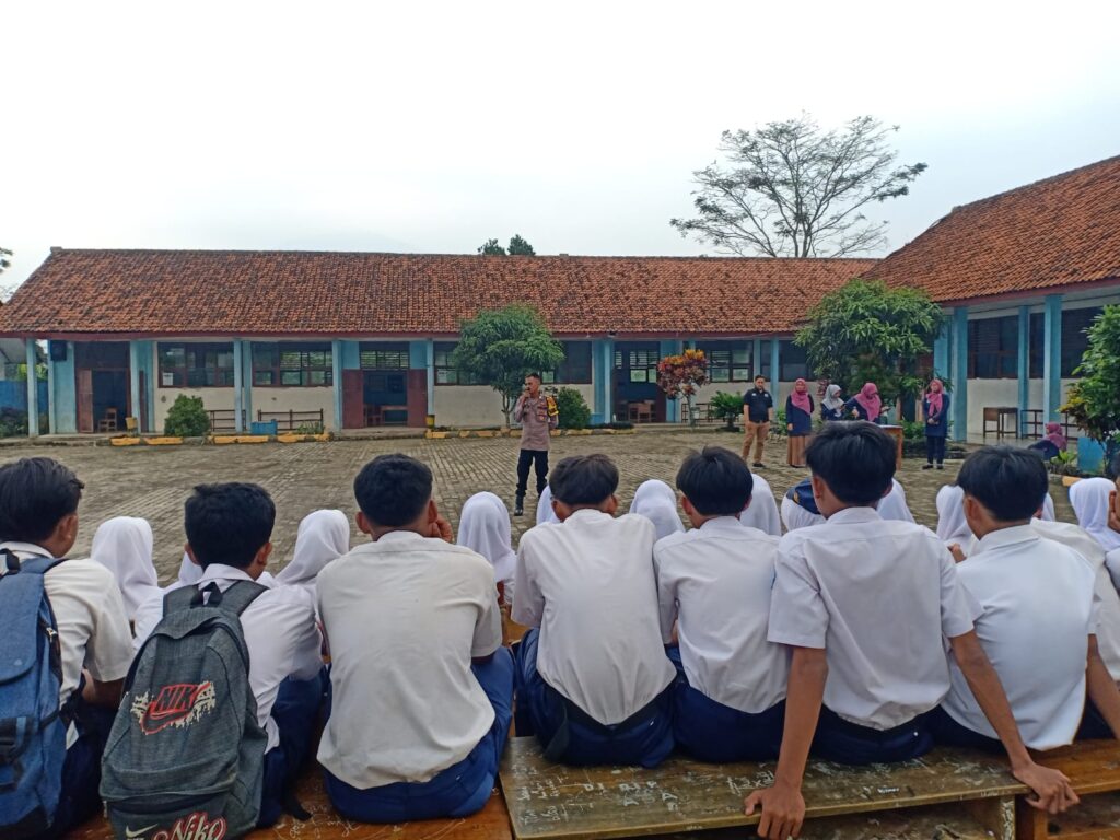 Bhabinkamtibmas Polsek Mandalawangi Berikan Himbauan kepada Siswa SMP 2 Mandalawangi Menjelang Kelulusan 7 WhatsApp Image 2024 06 10 at 17.24.04