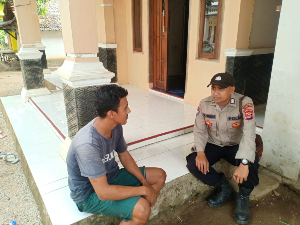 Bripka Erik Firmansyah, Bhabinkamtibmas Polsek Sumur, Lakukan Silaturahmi dengan Warga 8 WhatsApp Image 2024 06 10 at 21.15.50