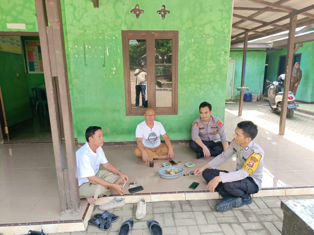 Petugas Piket dan Bhabinkamtibmas Polsek Cimanggu Sambangi Rumah Kepala Desa Tangkilsari 9 WhatsApp Image 2024 06 10 at 21.32.09