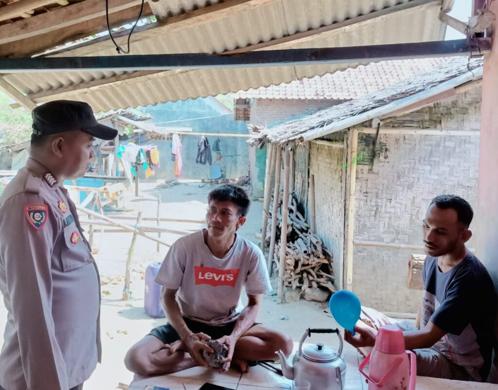 Kapolsek Cimanggu Polres Pandeglang Gelar Kegiatan Sambang Door-to-Door di Desa Waringinkurung 10 WhatsApp Image 2024 06 10 at 21.38.05