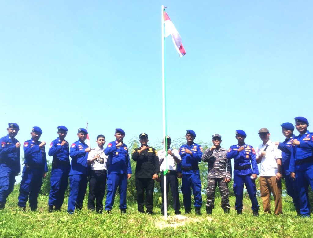 Satpolair Polres Pandeglang Gelar Pengibaran Bendera di Pulau Liwungan dan Popole 6 WhatsApp Image 2024 06 11 at 12.48.59