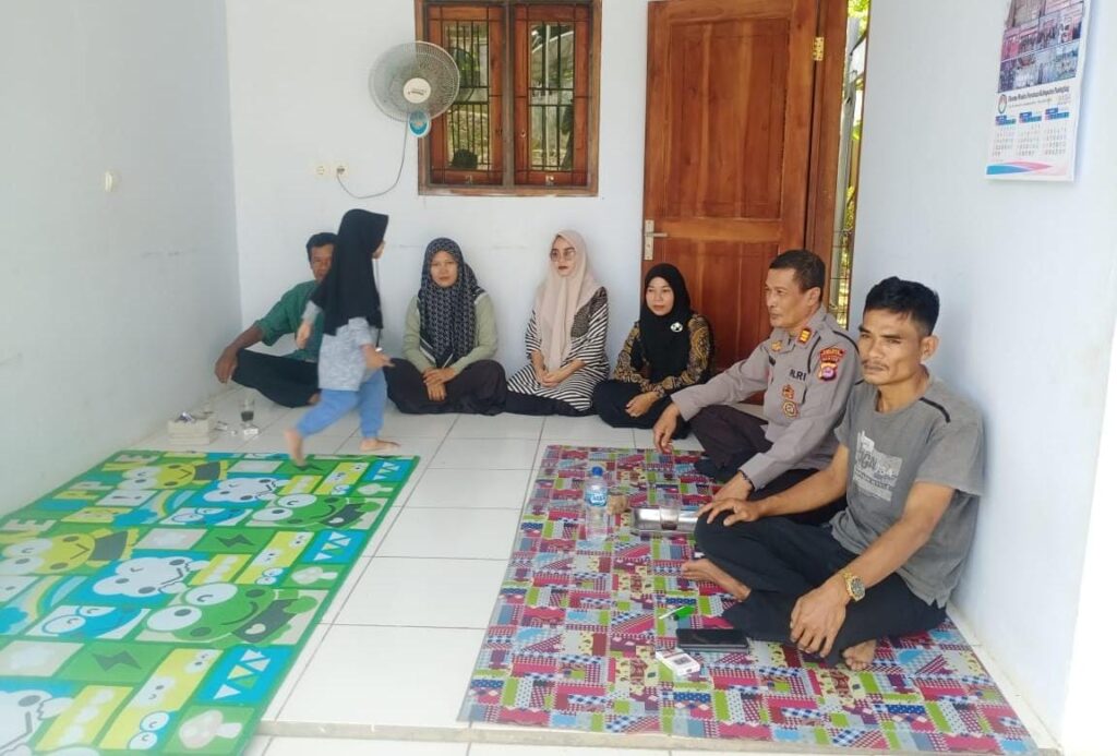 Kapolsek Angsana Polres Pandeglang Sambangi Kepala Desa Padamulya Sdr. Juman dan Ajak Bersinergi Jaga Kamtibmas 1 WhatsApp Image 2024 06 11 at 20.57.24