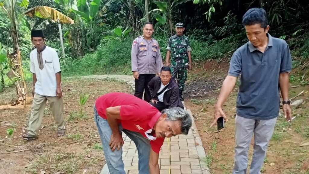 Polsek Saketi Mendampingi Tim Monev ADD dan DD di Desa Pasireurih untuk Transparansi Penggunaan Anggaran 9 WhatsApp Image 2024 06 11 at 21.21.42