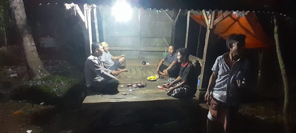Bhabinkamtibmas Polsek Cimanuk Ajak Warga Berperan Aktif dalam Ronda Malam 5 WhatsApp Image 2024 06 12 at 01.27.42