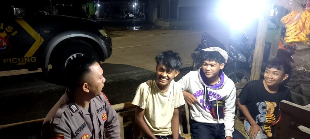 Personil Polsek Picung Laksanakan Patroli Malam untuk Jaga Kamtibmas 7 WhatsApp Image 2024 06 12 at 05.47.53