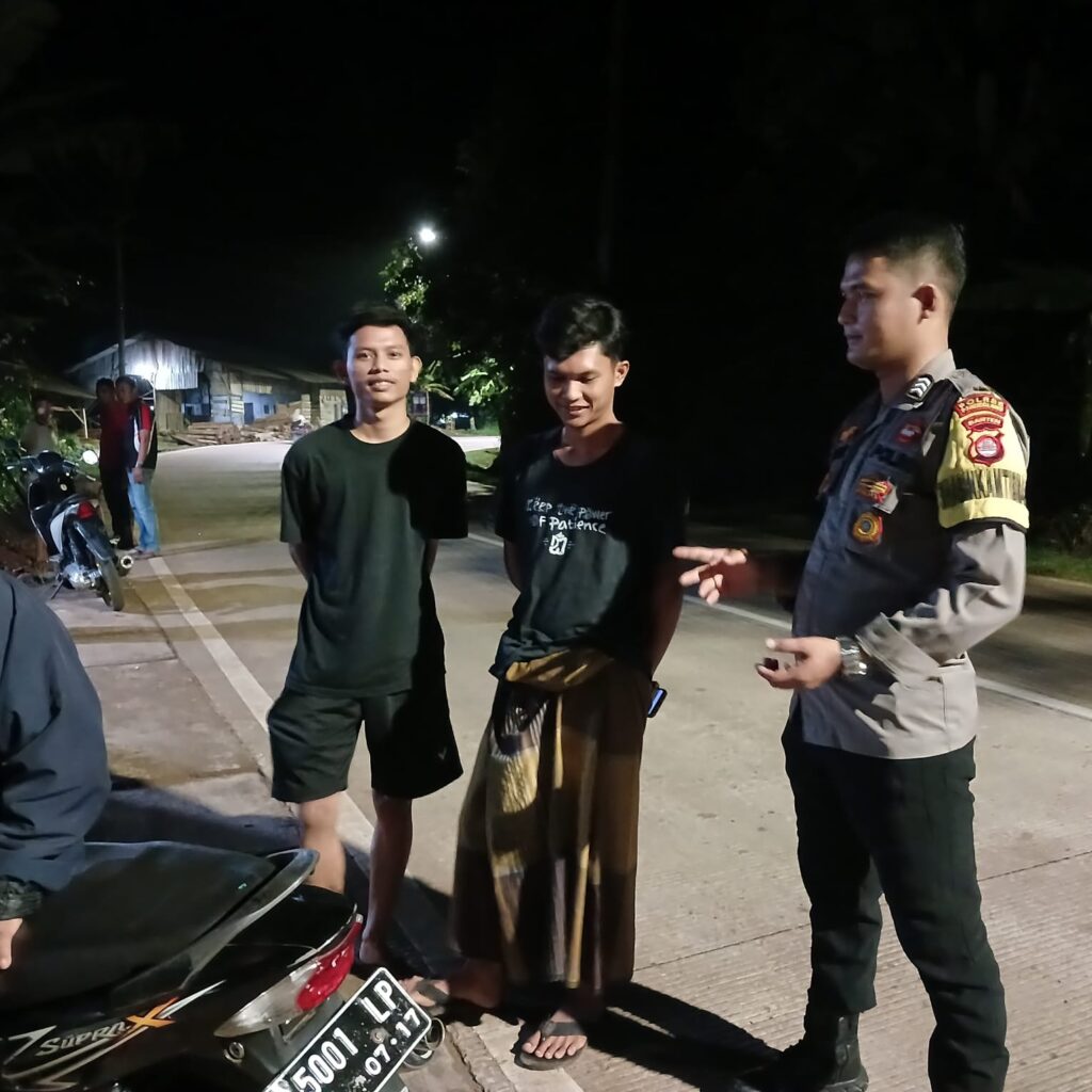 Bhabinkamtibmas Polsek Bojong Polres Pandeglang Gelar Patroli Malam Dialogis di Desa Binaan 1 WhatsApp Image 2024 06 12 at 08.40.03