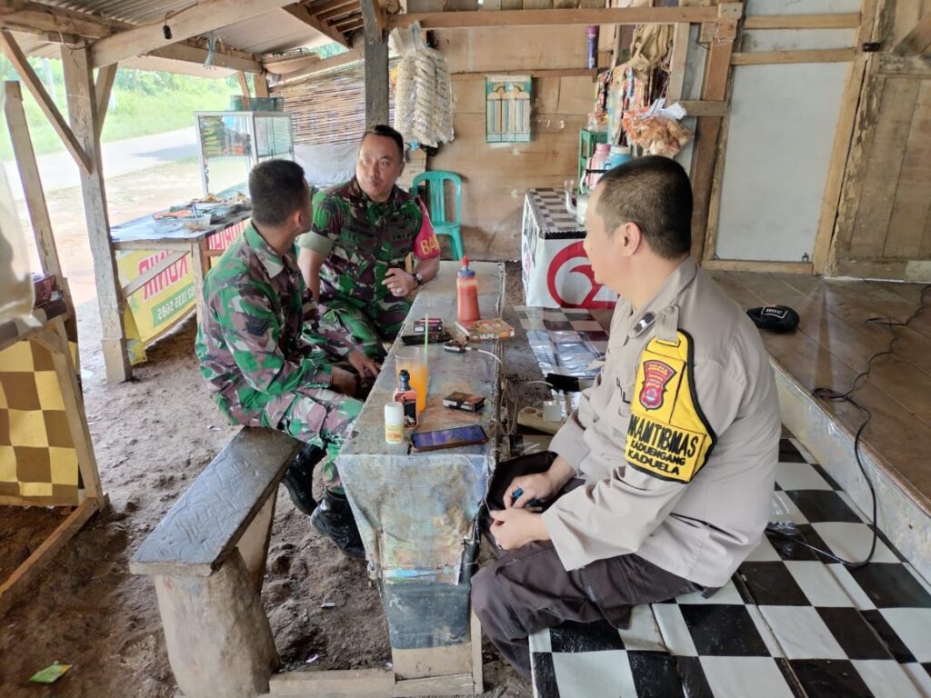 Bhabinkamtibmas Polsek Cadasari Monitor Kegiatan Latihan Intai Amfibi Marinir di Desa Kadu Ela 8 WhatsApp Image 2024 06 12 at 09.38.38
