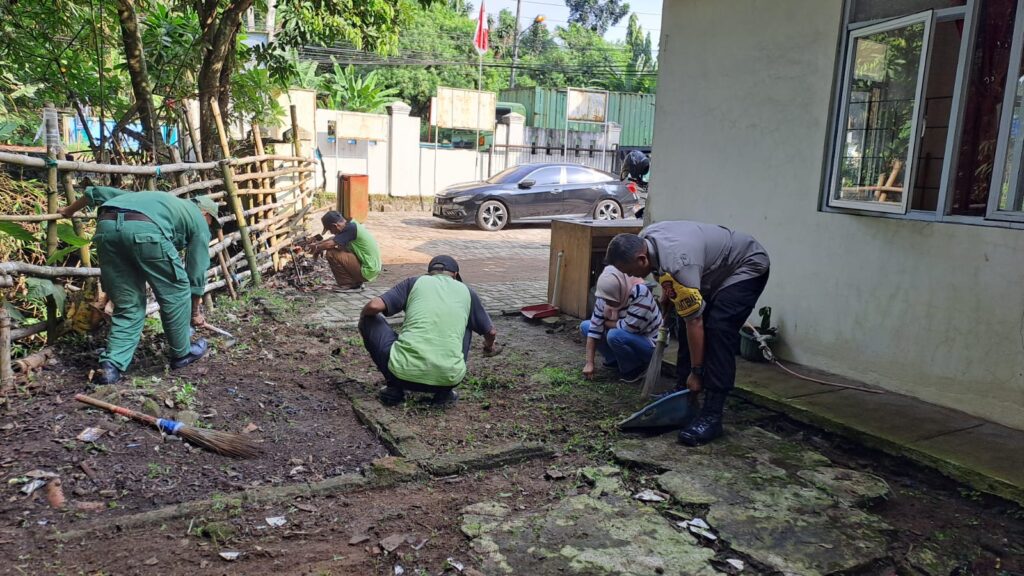 Bhabinkamtibmas Polsek Cadasari Polres Pandeglang Laksanakan Kegiatan "Kamis Bersih" di Kelurahan Cigadung 5 WhatsApp Image 2024 06 12 at 09.45.02