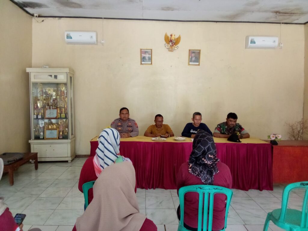 Kunjungan Kanit Binmas Polsek Bojong dan Anggota Babinsa ke Kantor Desa Citumenggung 3 WhatsApp Image 2024 06 12 at 11.51.21
