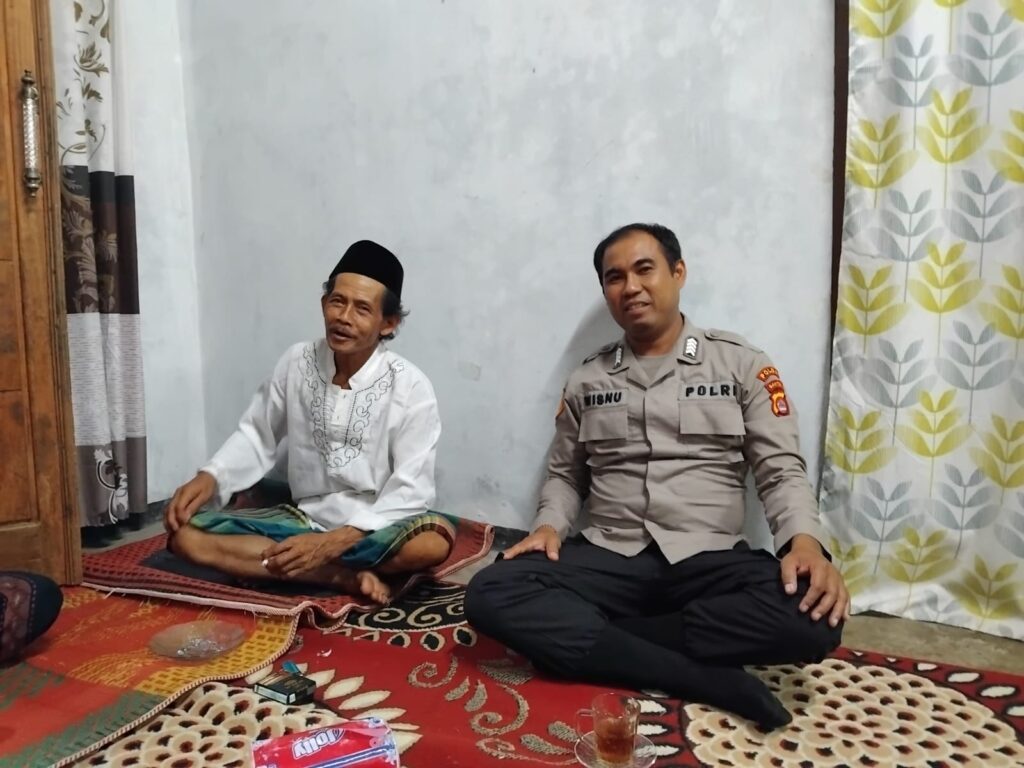 Anggota Polsek Cadasari Gelar Sambang Malam di Desa Kaduela untuk Jaga Keamanan Warga 9 WhatsApp Image 2024 06 13 at 09.25.33