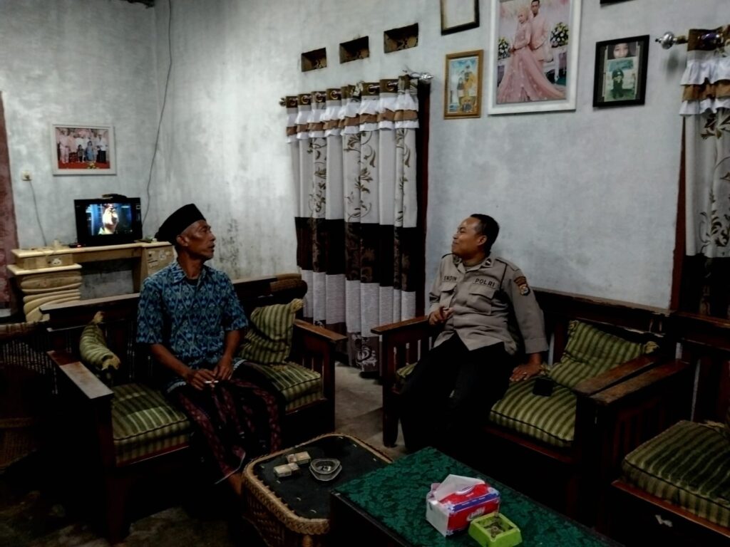 Kegiatan Sambang Malam Anggota Polsek Cadasari di Desa Kaduela 8 WhatsApp Image 2024 06 13 at 09.25.51