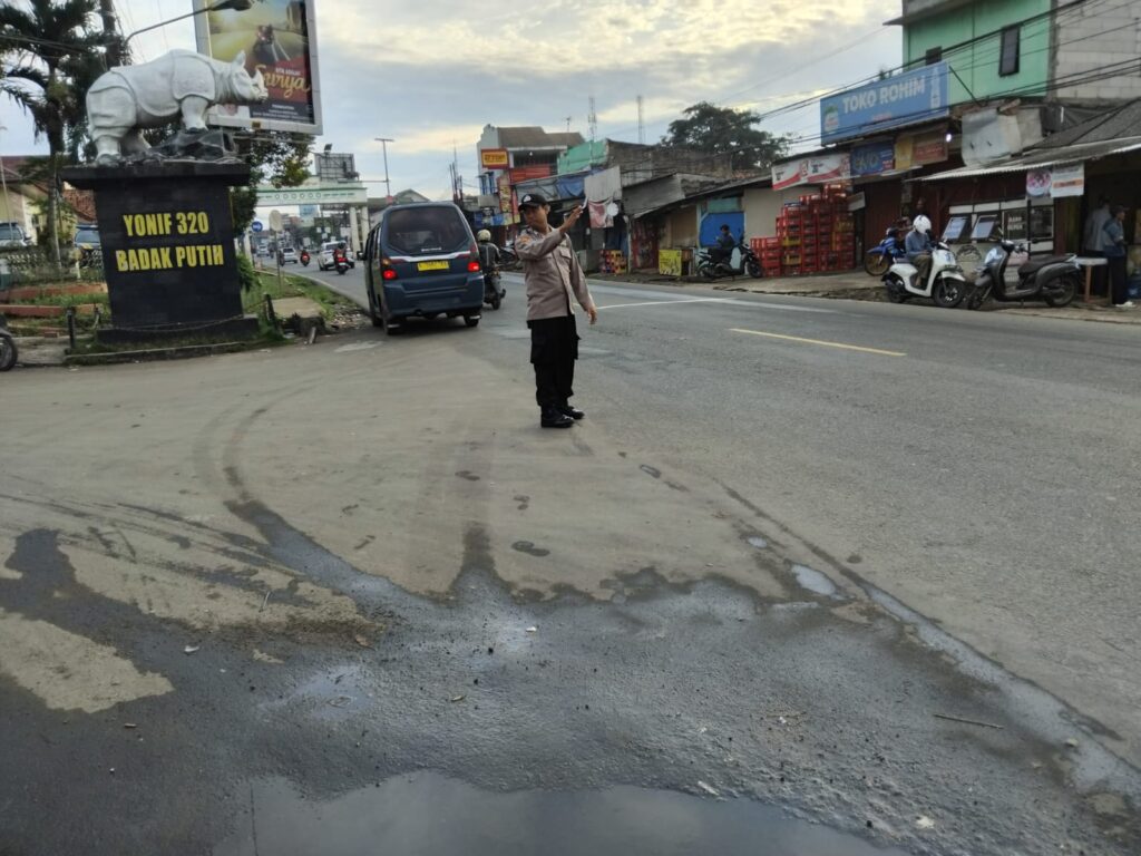 Pengaturan Lalu Lintas Pagi Hari oleh Anggota Polsek Cadasari di Depan Pasar Cadasari 7 WhatsApp Image 2024 06 13 at 09.26.08