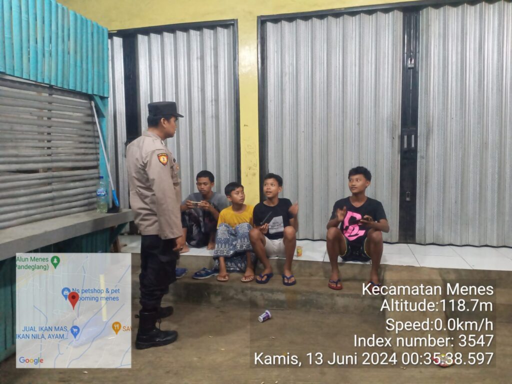 Polsek Menes Gelar Patroli Malam, Temukan Anak Remaja Nongkrong dan Berikan Himbauan Kamtibmas 5 WhatsApp Image 2024 06 13 at 12.23.52