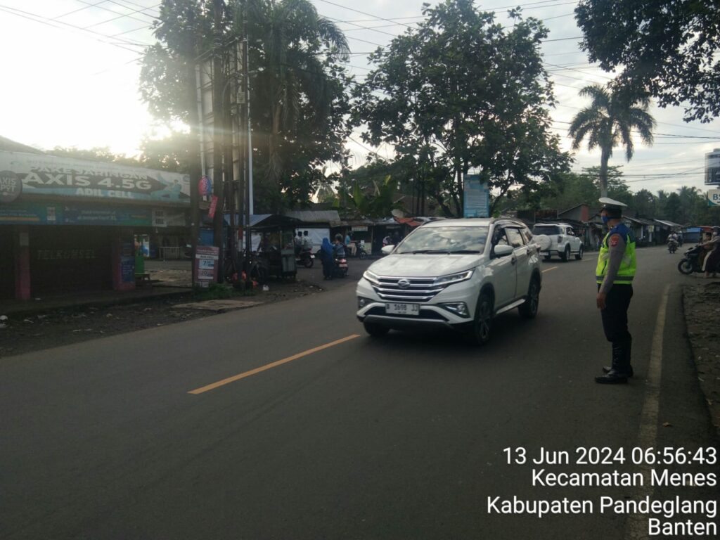 Polsek Menes Tertibkan Lalulintas Dipertigaan Cimanying, Arus Lalin Lancar 4 WhatsApp Image 2024 06 13 at 12.36.48