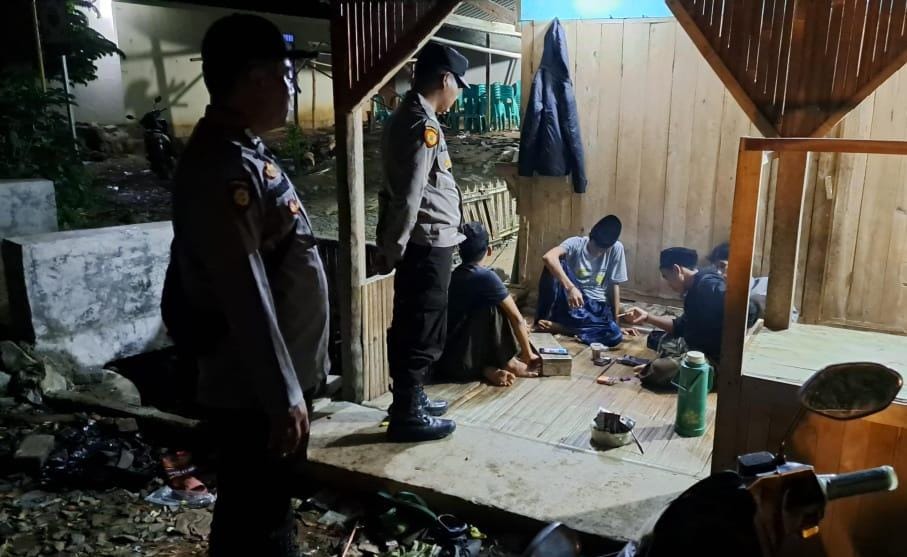 Polsek Sumur Gelar Patroli Malam, Temukan Anak Remaja Nongkrong dan Berikan Himbauan Kamtibmas 6 WhatsApp Image 2024 06 13 at 13.01.23