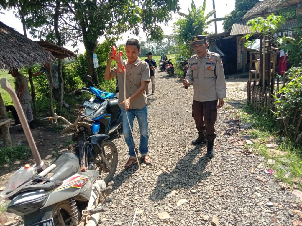 Kanit Binmas Polsek Patia Laksanakan Monitoring dan Evaluasi Pembangunan Desa Babakankeusik 8 WhatsApp Image 2024 06 13 at 14.39.19