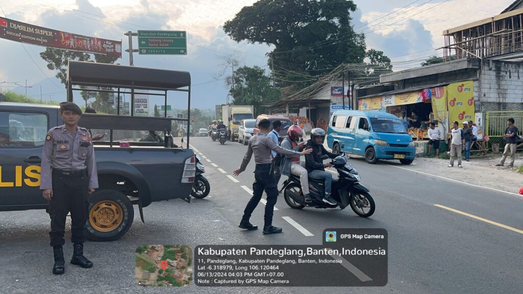 Sat Samapta Polres Pandeglang Gelar Pengaturan Lalu Lintas Sore Hari di Pertigaan Cipacung untuk Mengurai Kemacetan 9 WhatsApp Image 2024 06 13 at 18.28.46
