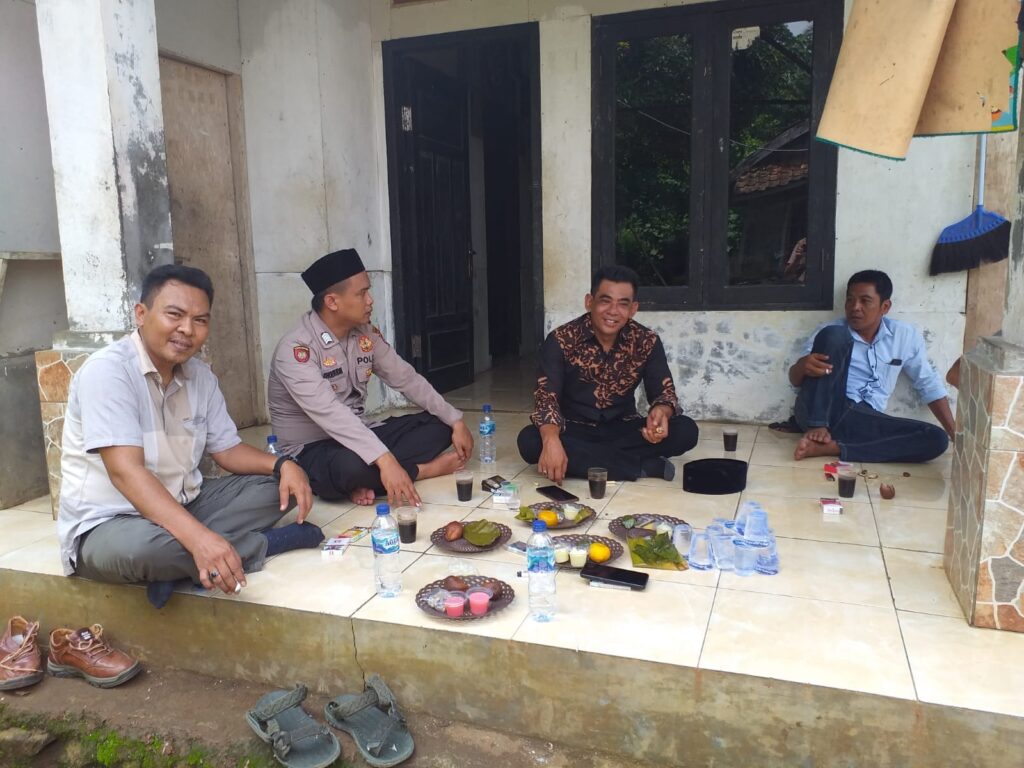 Bhabinkamtibmas Polsek Menes Sambangi Tokoh Masyarakat dan Ajak Warga Jaga Kamtibmas 3 WhatsApp Image 2024 06 13 at 19.15.07
