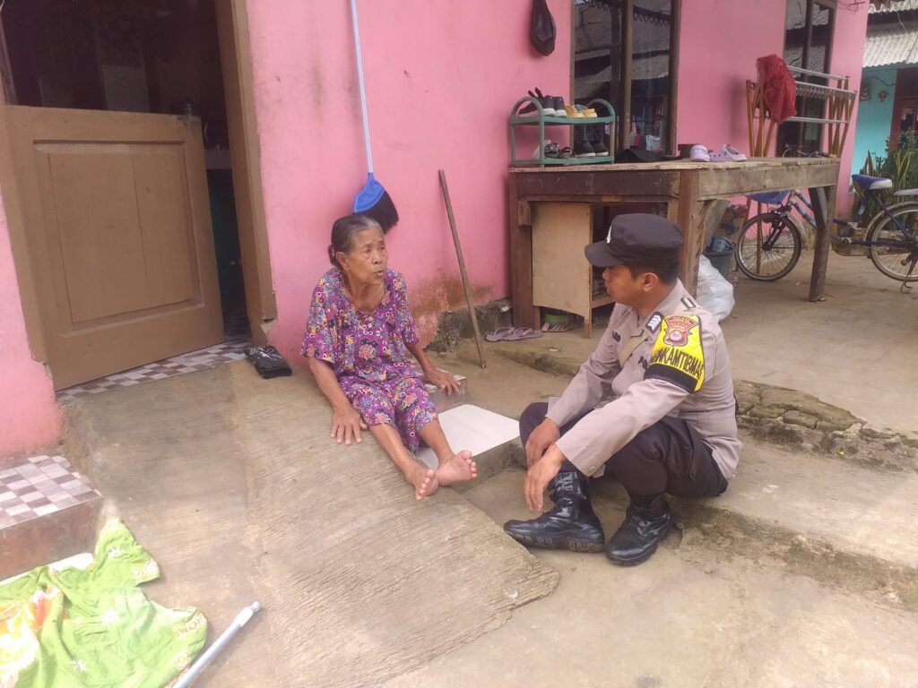 Sering ke Desa, Ini yang Dilakukan Pak Bhabin Polsek Menes 2 WhatsApp Image 2024 06 13 at 19.16.45