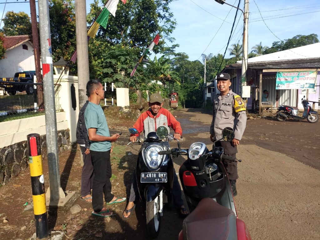 Bhabinkamtibmas Polsek Saketi Sambangi Pangkalan Ojek di Kp. Saketi Pasir untuk Jaga Kamtibmas 1 WhatsApp Image 2024 06 13 at 19.18.58