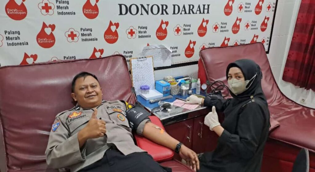 Bhabinkamtibmas Polsek Cadasari Donorkan Darah untuk Warga yang Membutuhkan 9 WhatsApp Image 2024 06 14 at 07.45.49