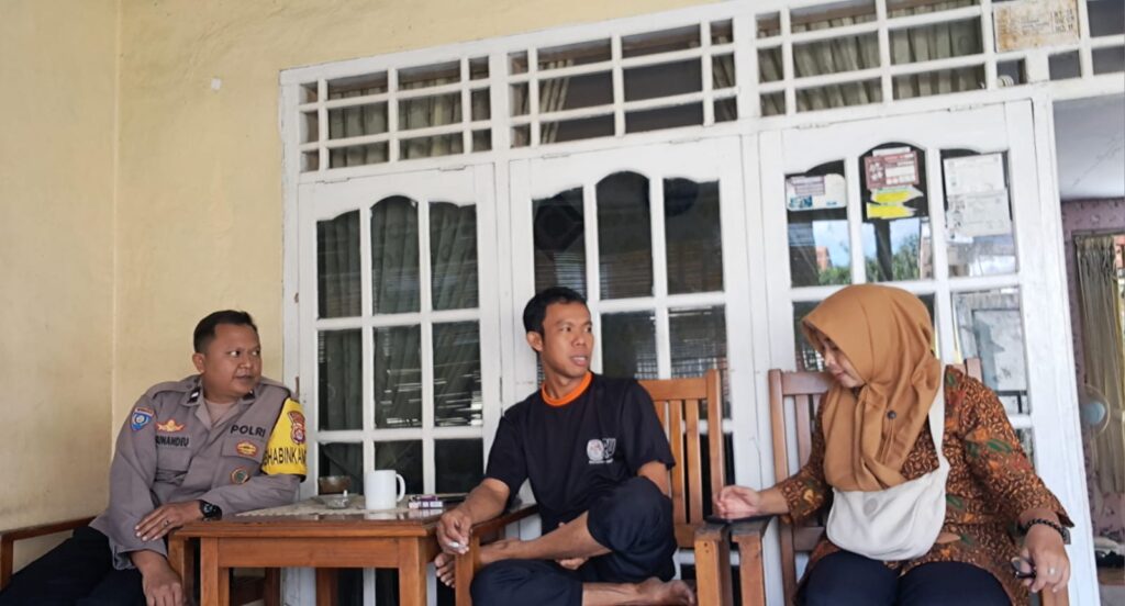 Bhabinkamtibmas Polsek Cadasari Sambang Warga di Komplek Cigadung Indah 7 WhatsApp Image 2024 06 14 at 07.46.38