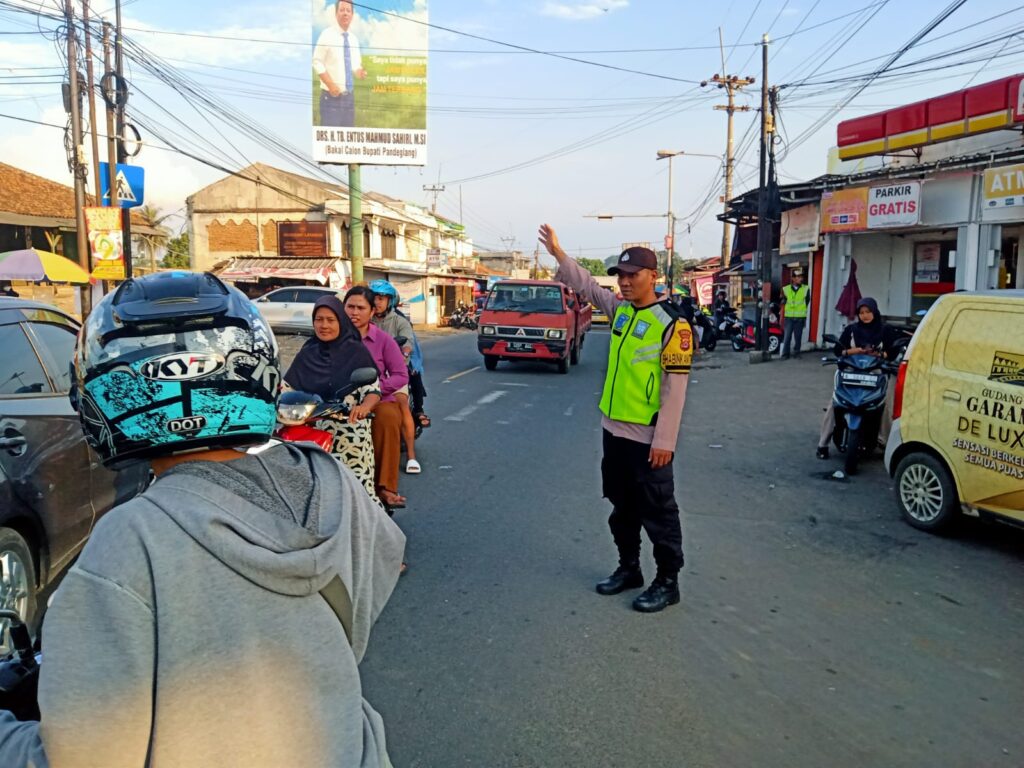 Pengaturan Lalu Lintas Sore oleh Anggota Polsek Cadasari 6 WhatsApp Image 2024 06 14 at 07.47.00