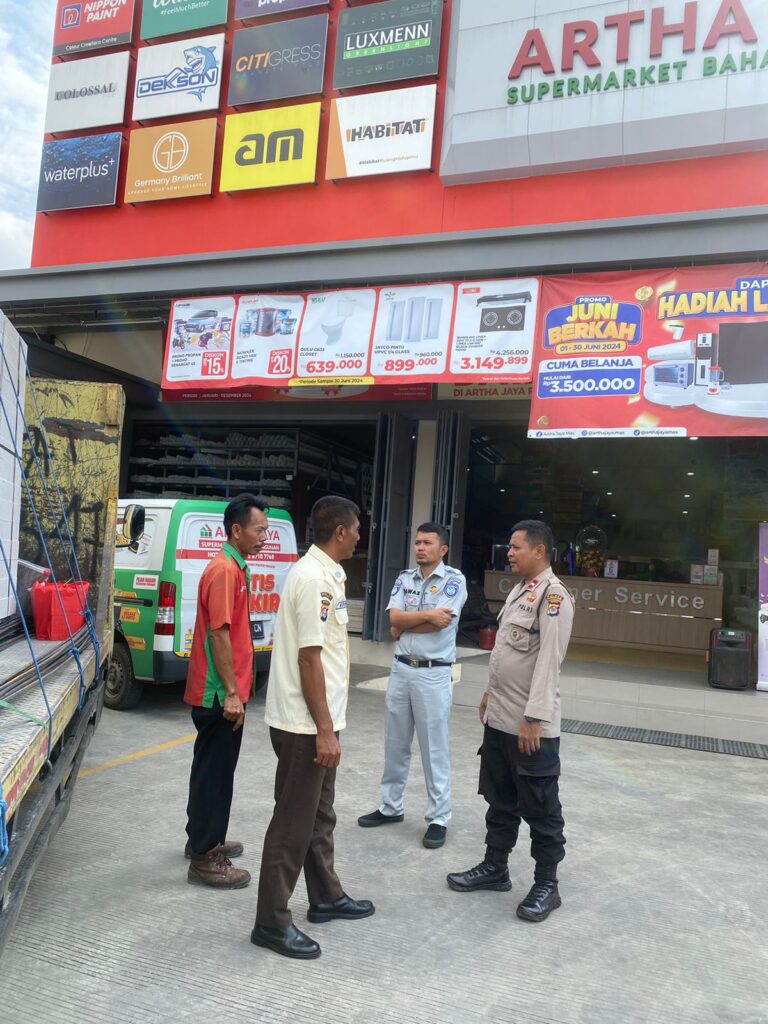 Cek Kesiapan Satpam, Bhabinkamtibmas Polsek Cadasari Kunjungi Toko Artha di Cigadung 5 WhatsApp Image 2024 06 14 at 07.47.18
