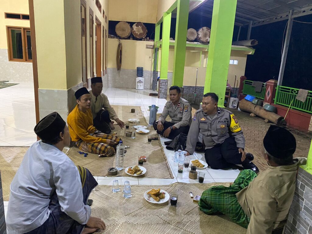 Kanit Binmas Polsek Cadasari dan Bhabinmas Cigadung Sambangi Warga di Musolah Cigadung 3 WhatsApp Image 2024 06 14 at 07.48.10
