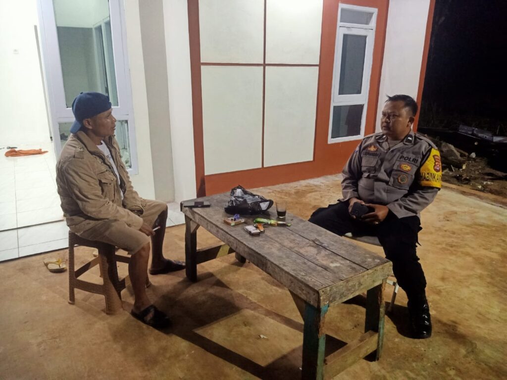 Bhabinkamtibmas Polsek Cadasari Laksanakan Sambang Malam kepada Masyarakat 2 WhatsApp Image 2024 06 14 at 07.48.56