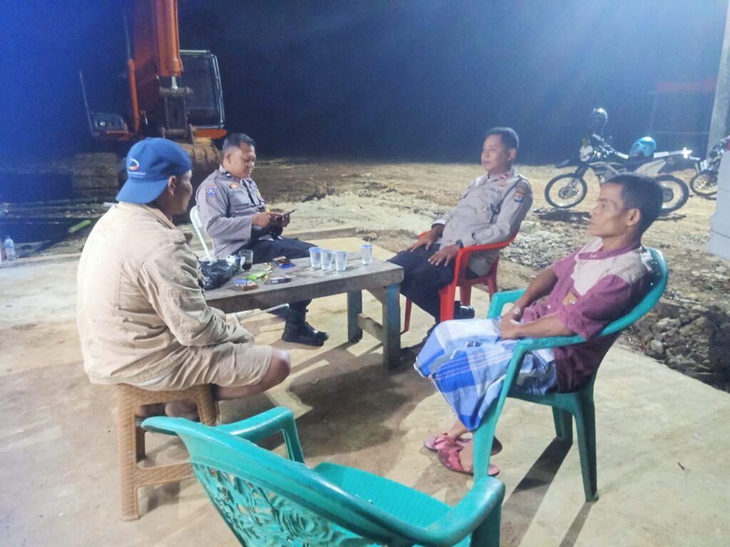 Kunjungan Kanit Binmas Polsek Cadasari dan Bhabinmas Kelurahan Cigadung kepada Pekerja Pembangunan Perumahan di Cigadung 1 WhatsApp Image 2024 06 14 at 07.49.07