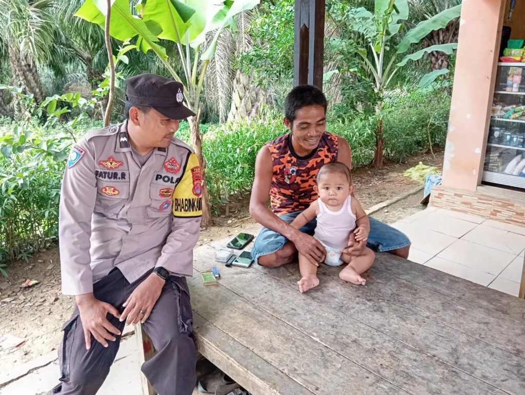 Jaga Kamtibmas Aipda Fathur Bhabinkamtibmas Polsek Patia Sambangi Warga Sampaikan Pesan Kamtibmas 1 WhatsApp Image 2024 06 14 at 13.12.47