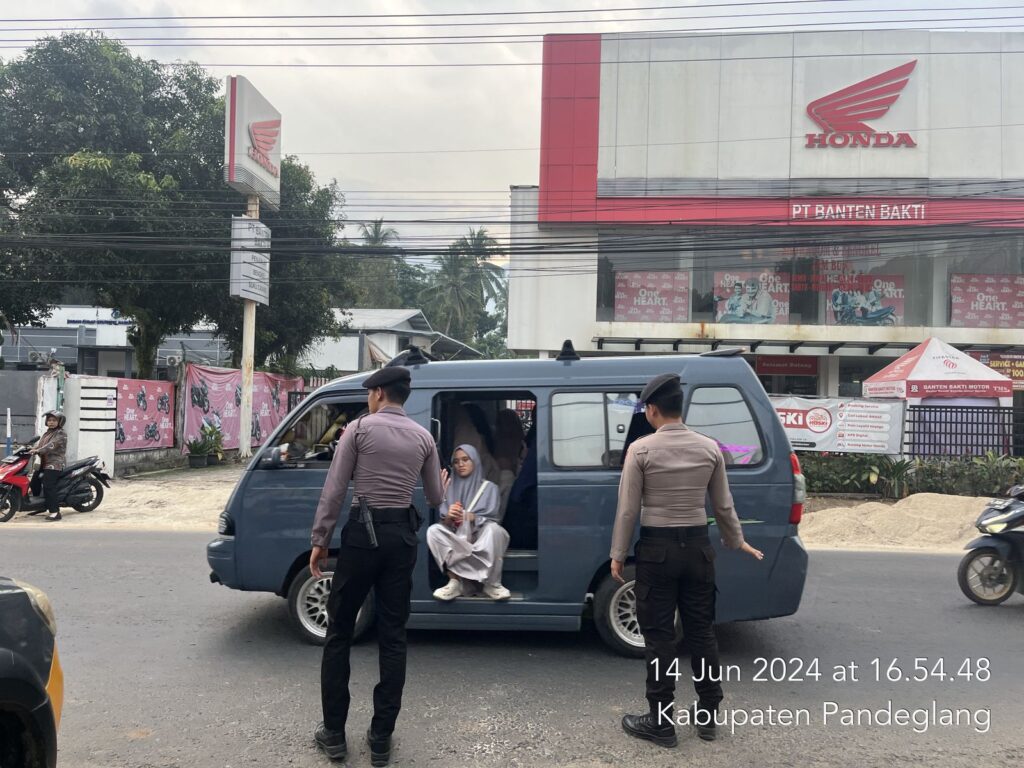 Sat Samapta Polres Pandeglang Berikan Pelayanan Strong Point Sore Hari di Pertigaan Cipacung 10 WhatsApp Image 2024 06 14 at 18.27.11